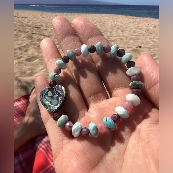 B52. 8-9mm Faceted Larimar Rondelle & 5-6mm Ruby W/ Abalone Heart Shell Bracelet - Picture 5 of 7